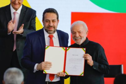 Na posse, Boulos pede 1 minuto de silêncio pelos mortos no Rio